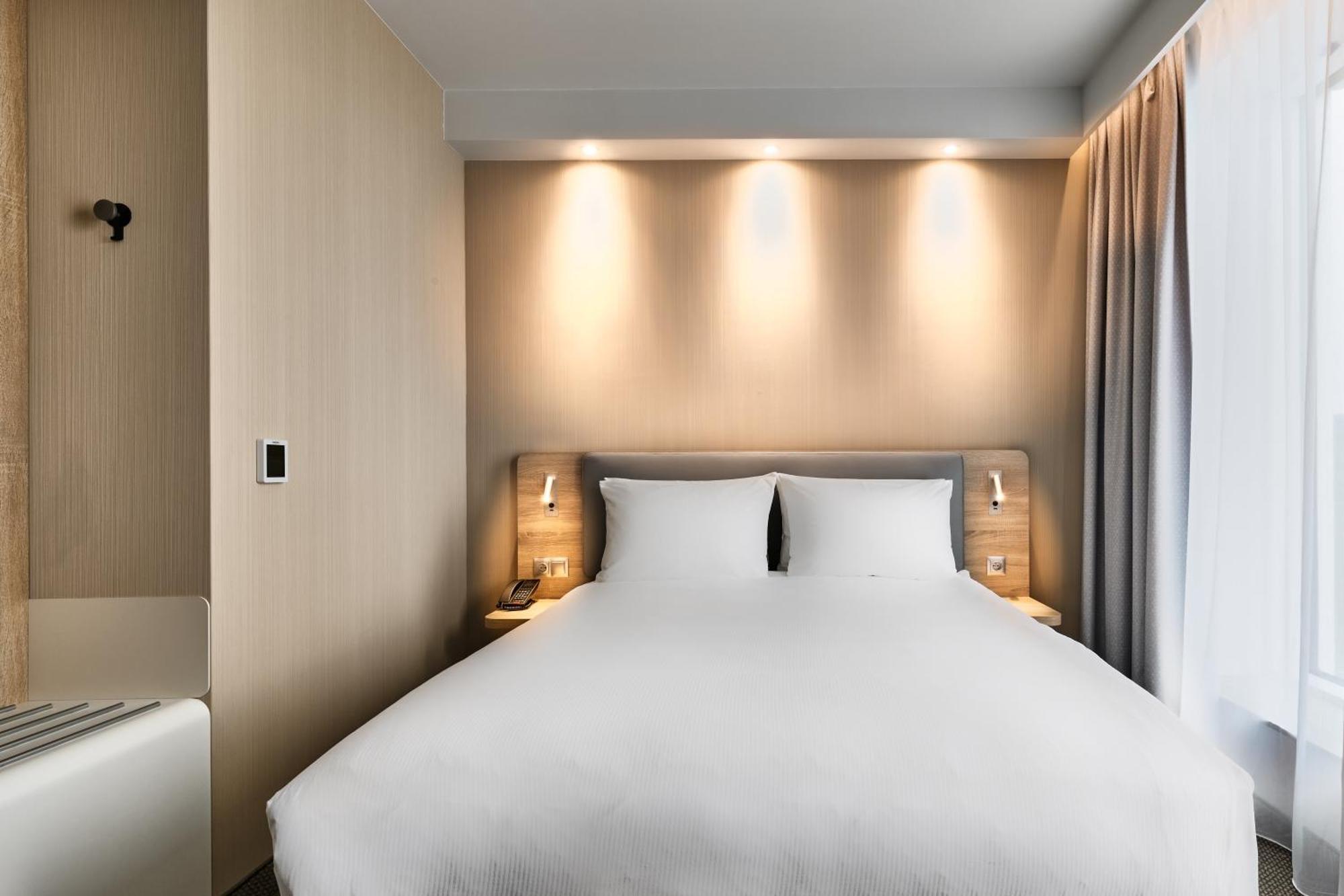 Standard Queen Room