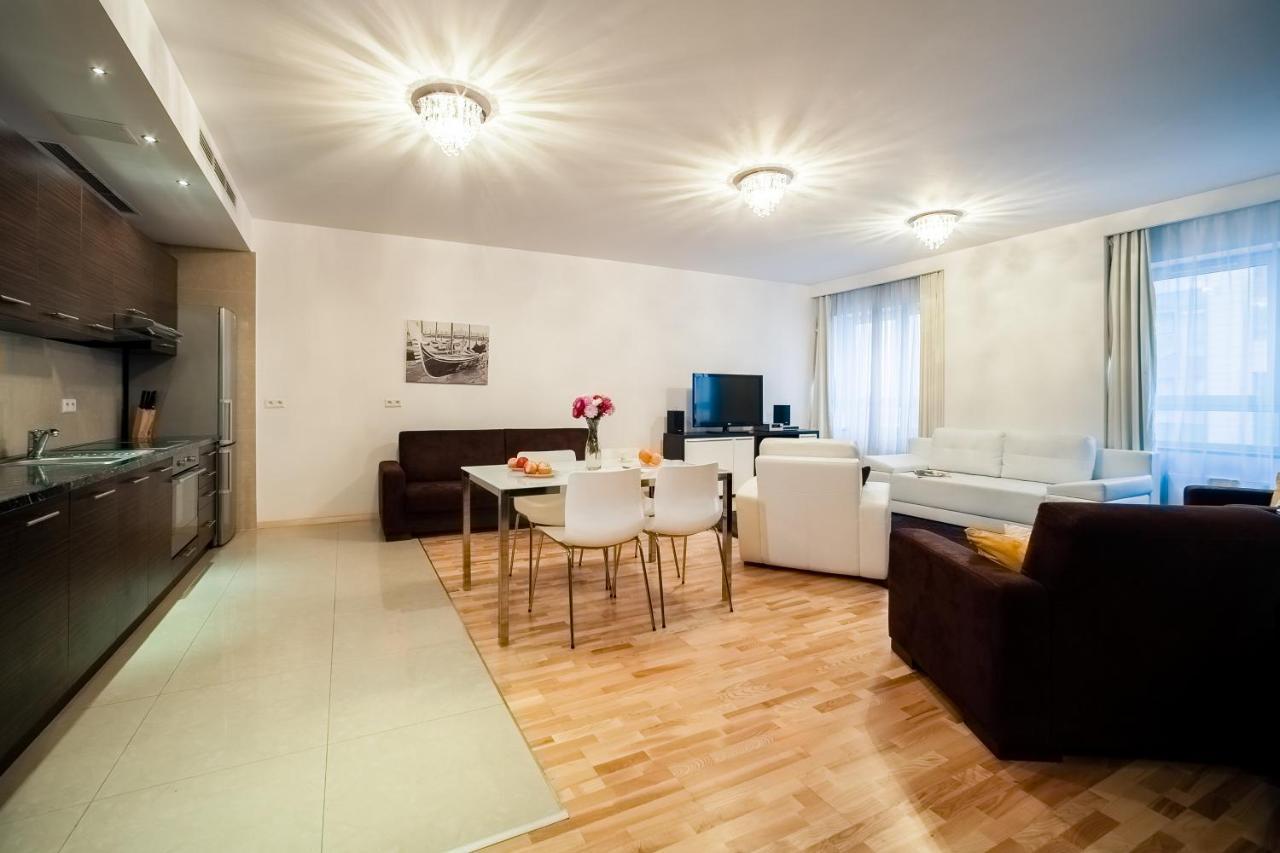 Deluxe One-Bedroom Apartment
