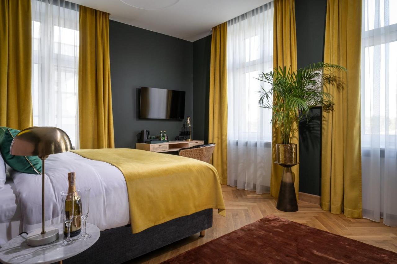 Deluxe room king size bed