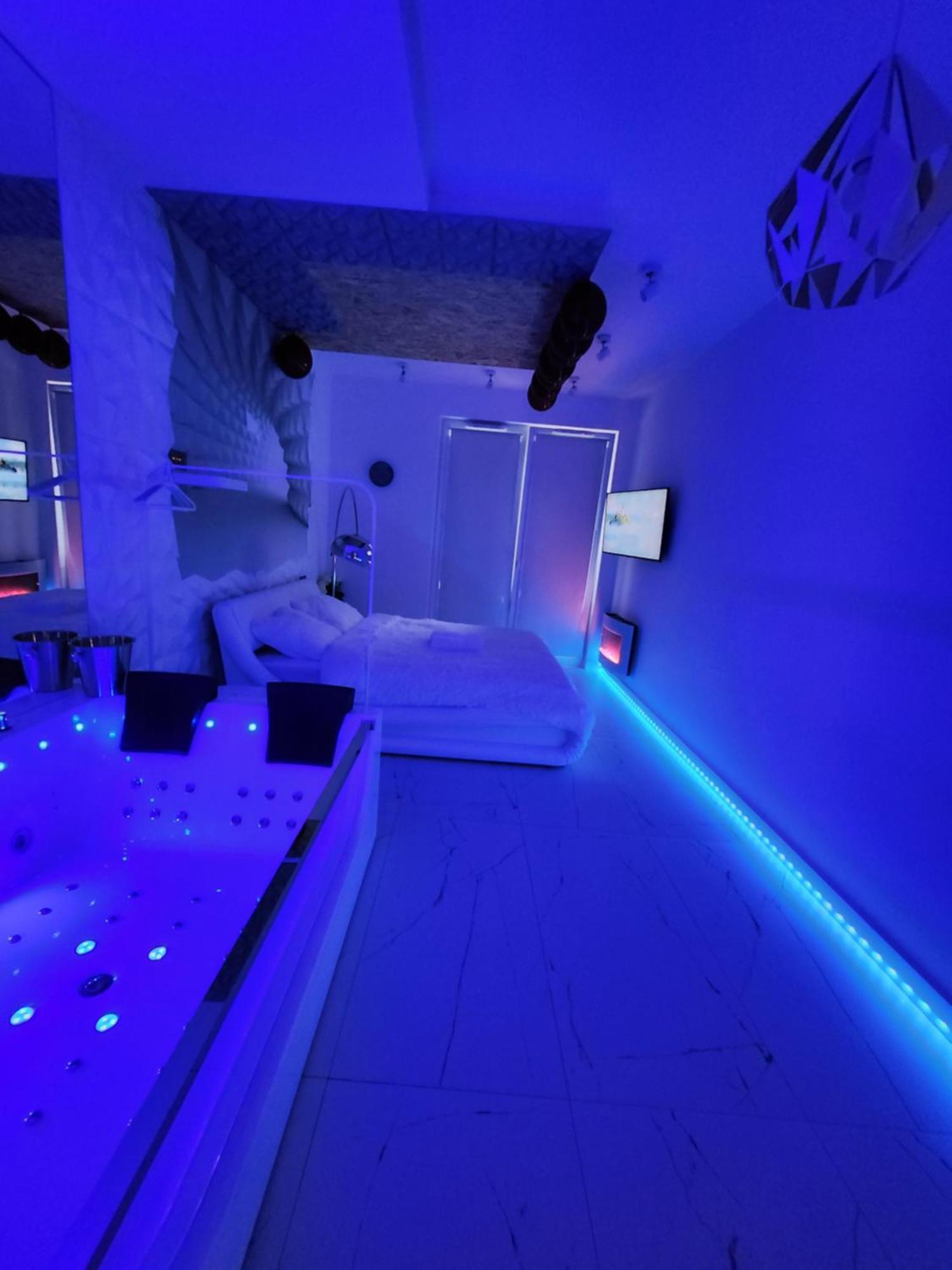 Studio Spa Bath