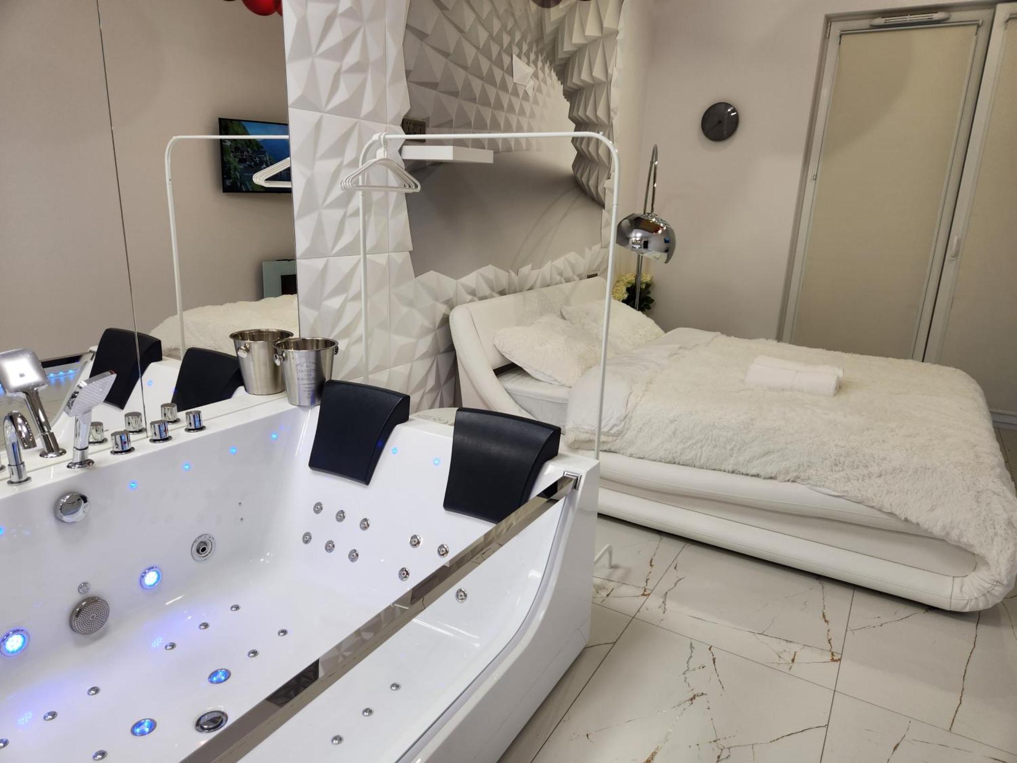 Studio Spa Bath