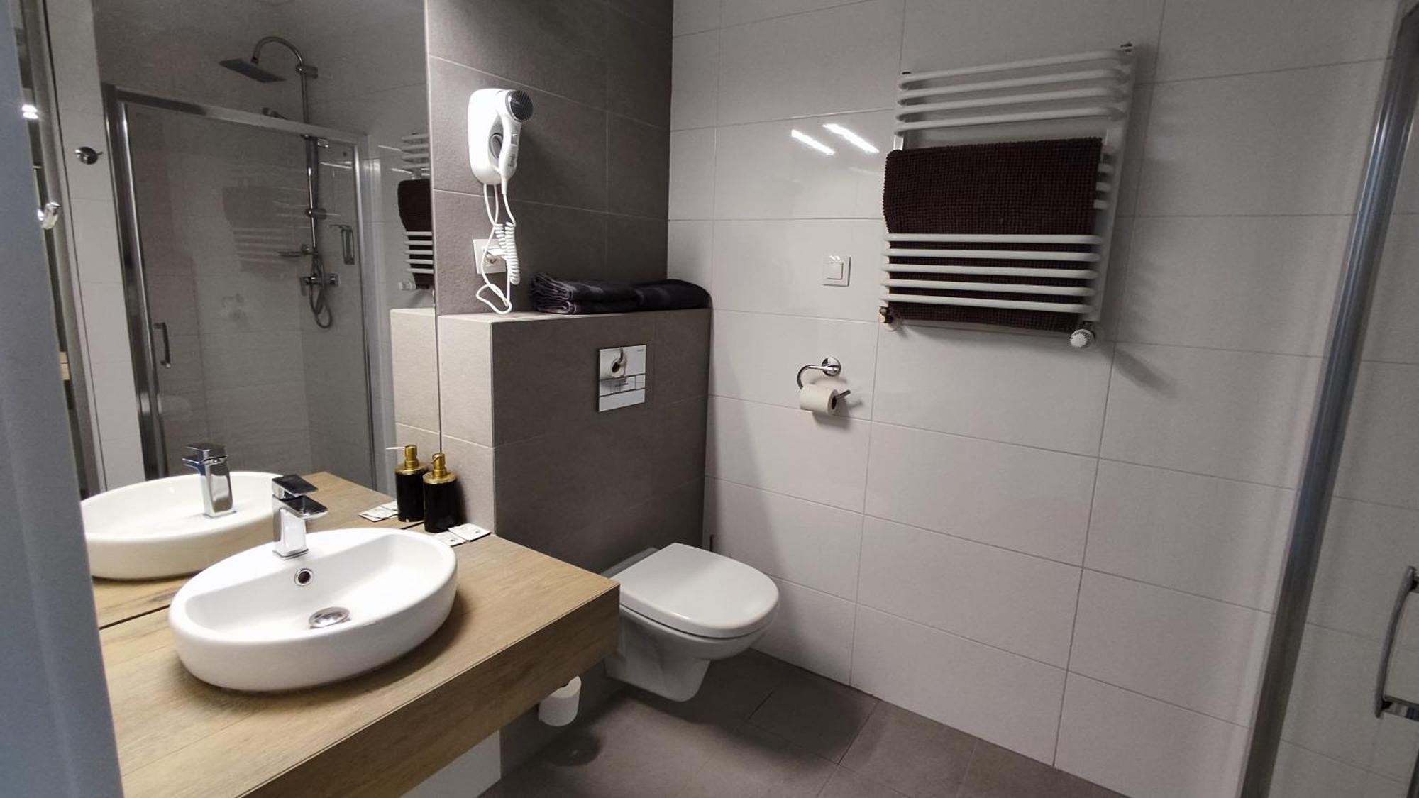 Comfort Triple Room Shower
