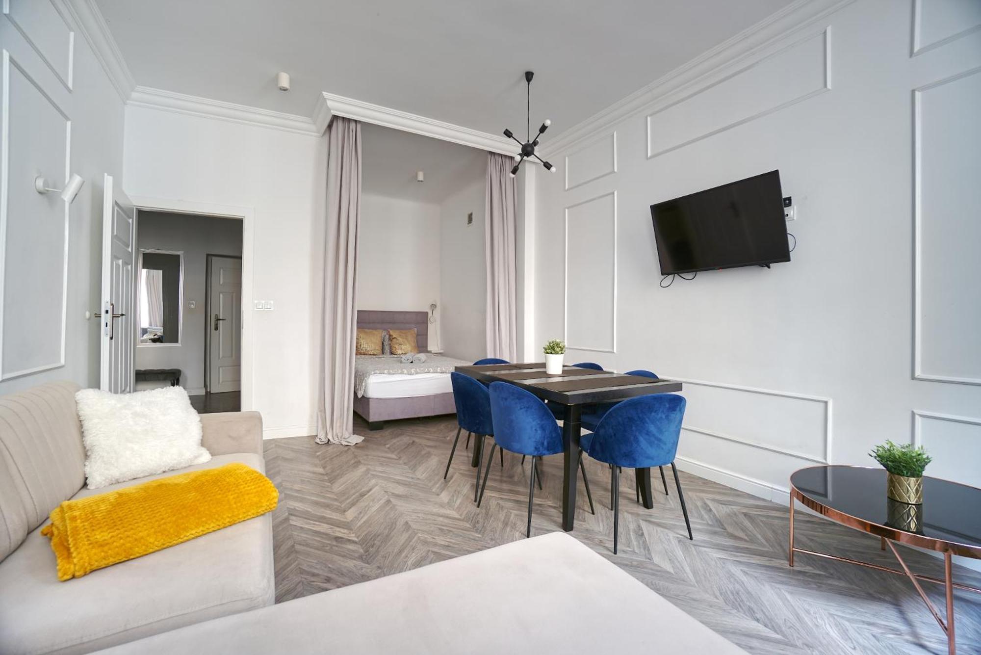Three-Bedroom Apartment Piwna 35 or 37