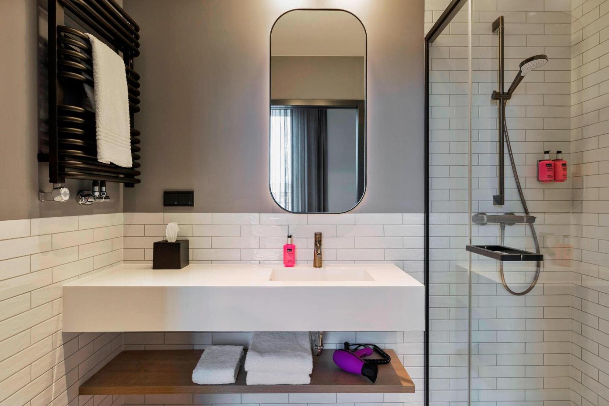 Moxy Queen Room