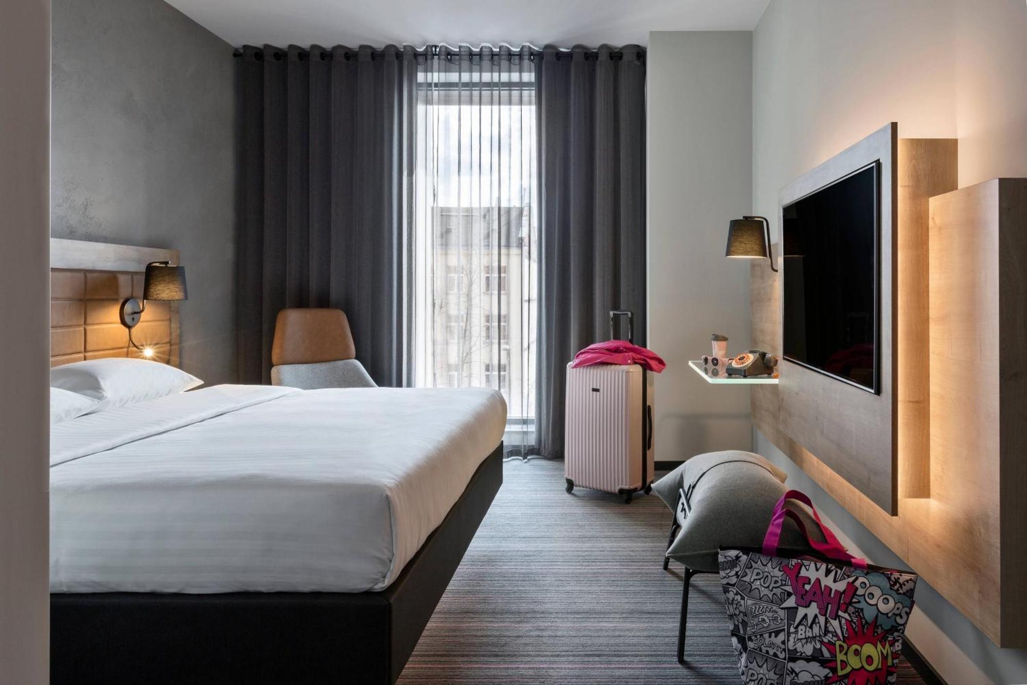 Moxy Queen Room