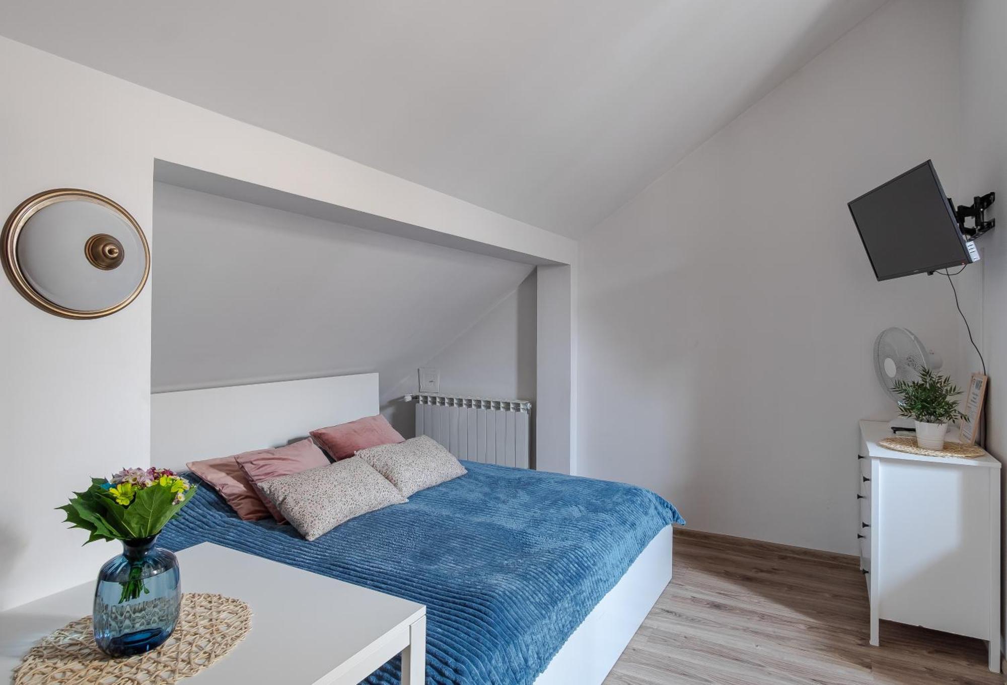 Attic Room no view private bathroom