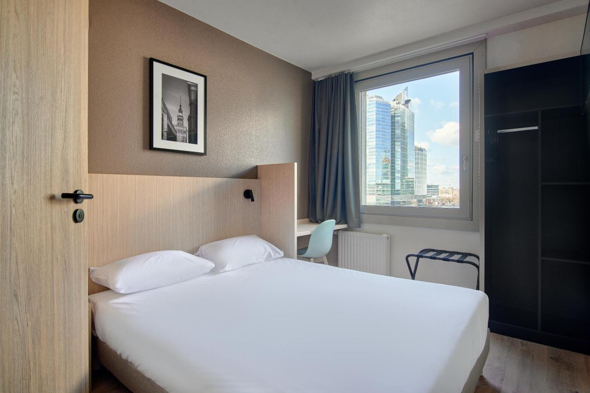 Standard Room 1 Queen Bed