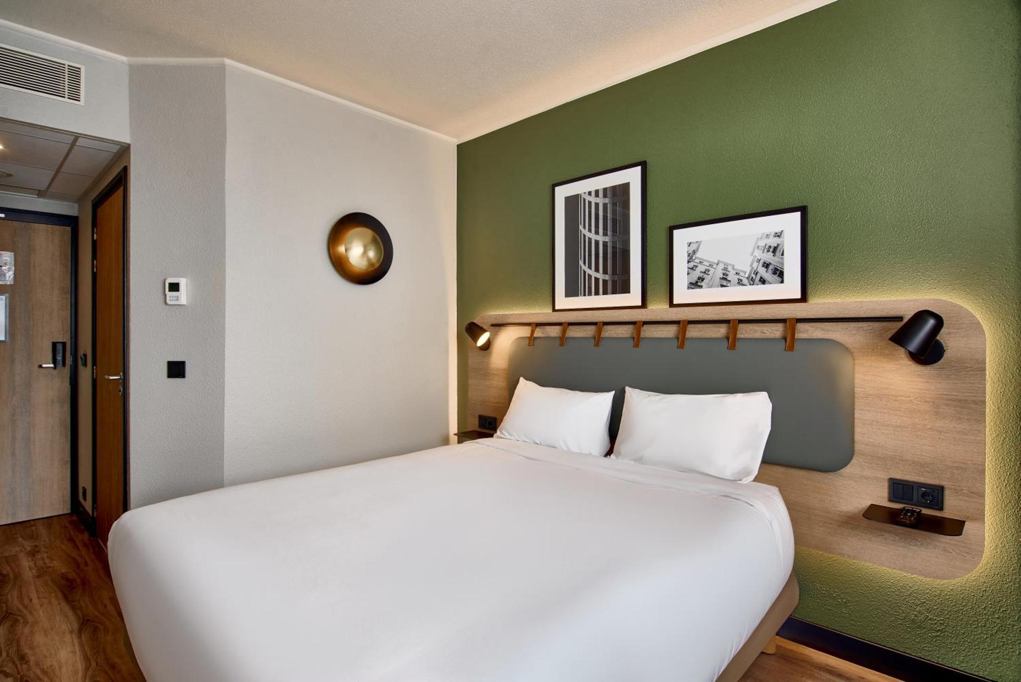 Standard Room 1 Queen Bed