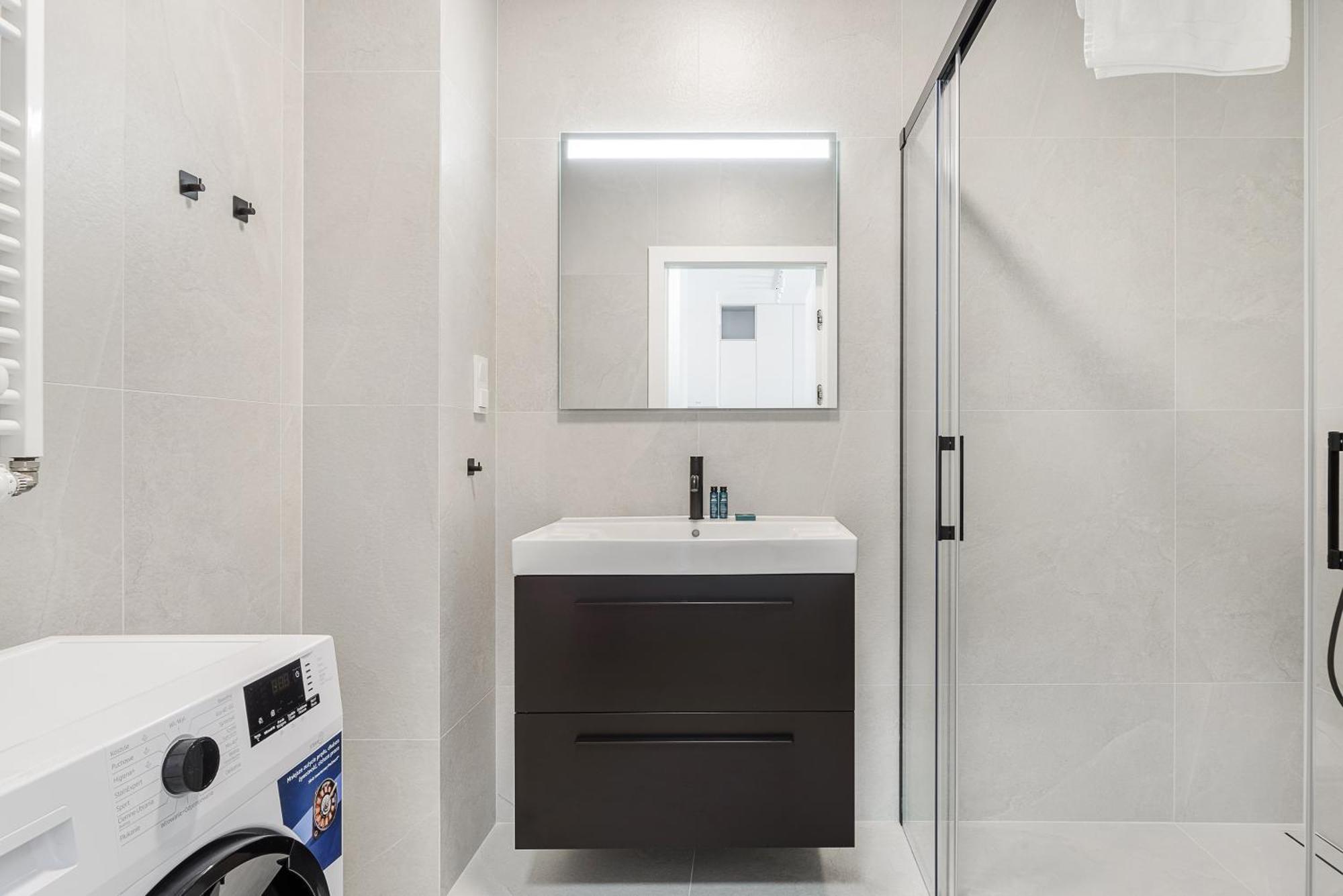 Deluxe One-Bedroom Apartment