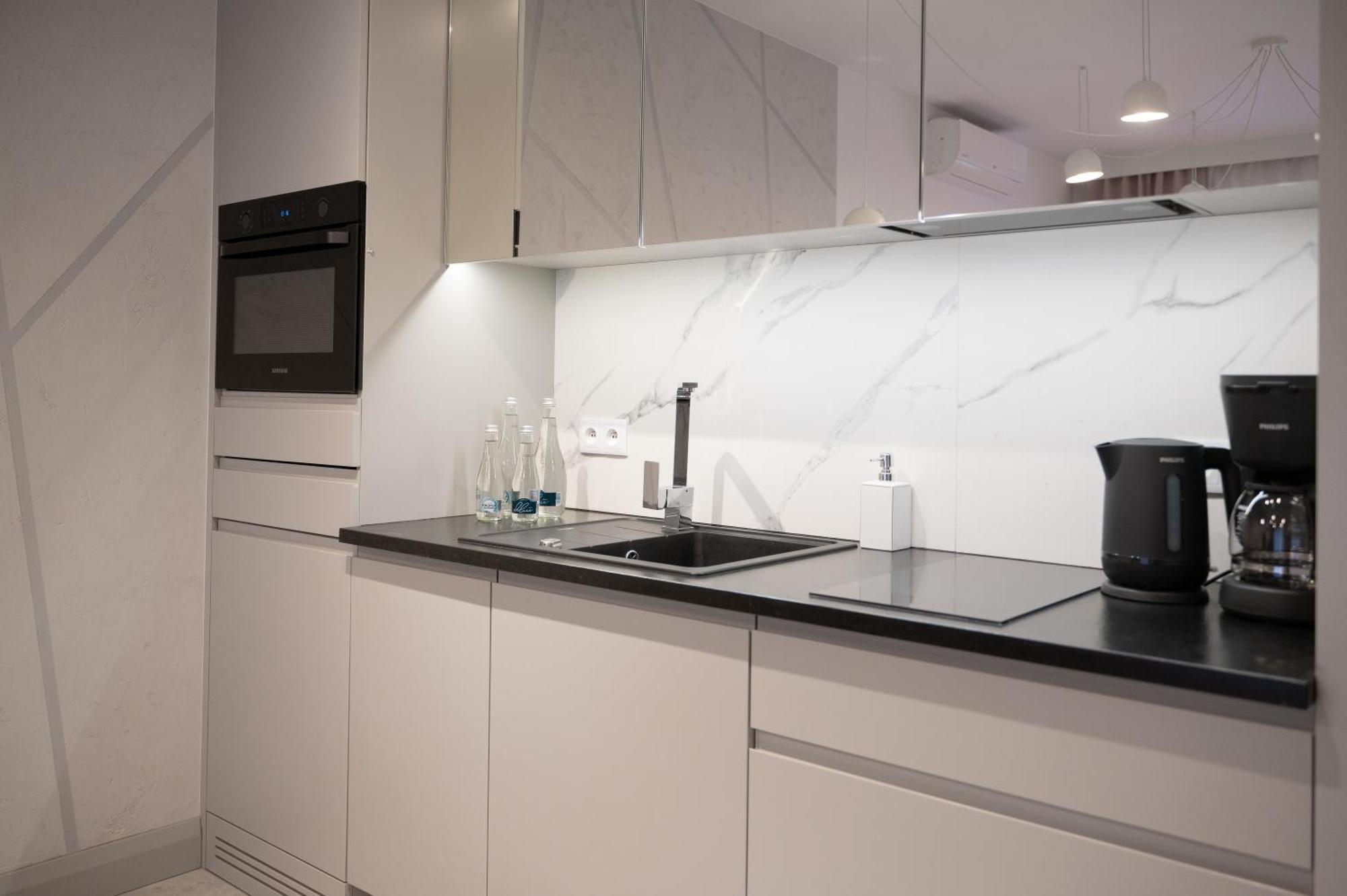 Deluxe One-Bedroom Apartment