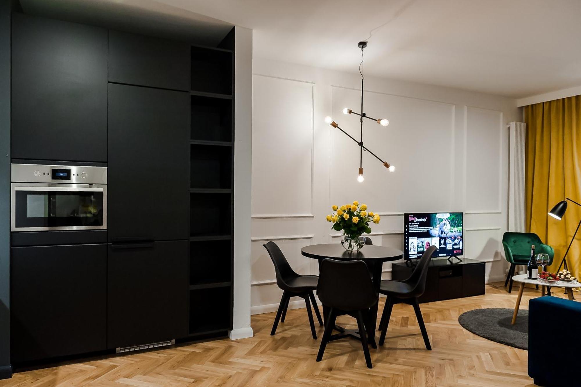 Deluxe One-Bedroom Apartment