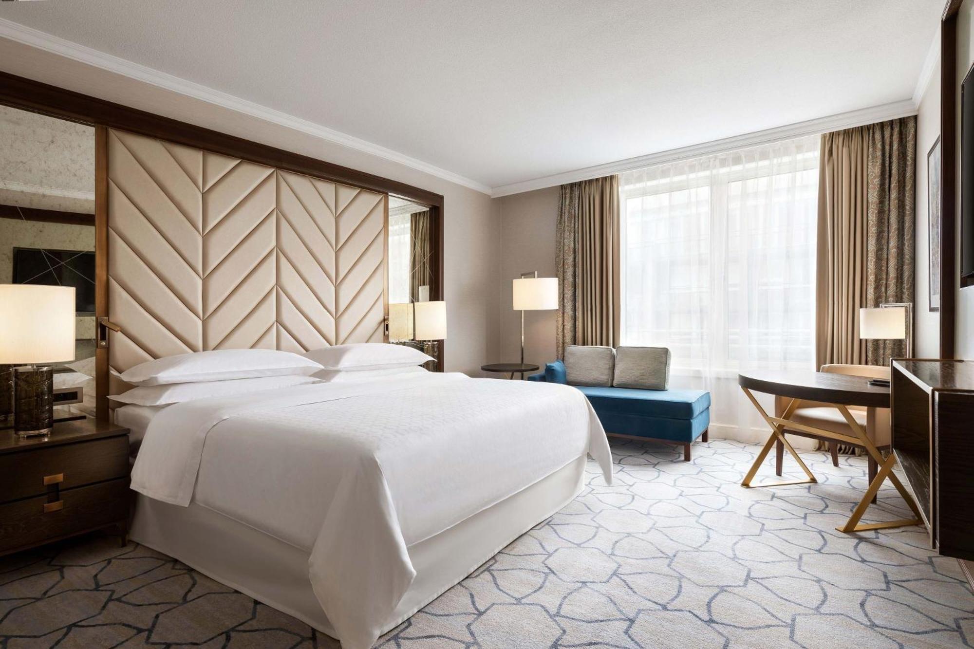 Premium Guest room Club lounge access 1 King High floor