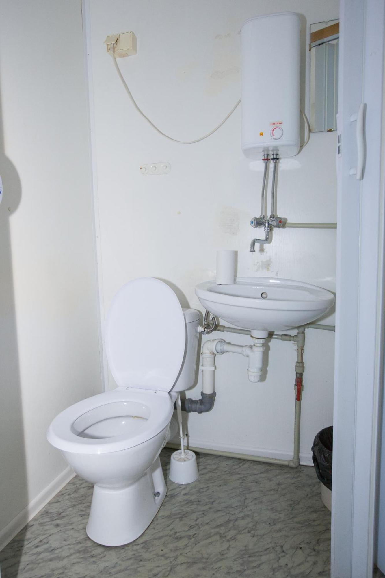 Standard Twin Room Shower