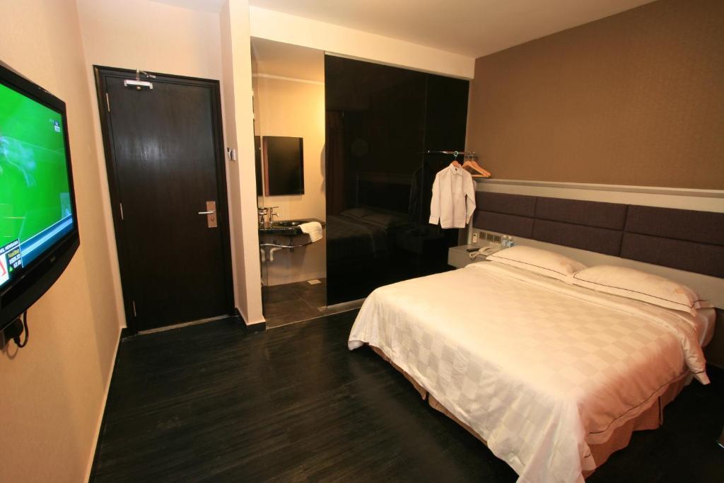 Standard Room 1 Queen Bed