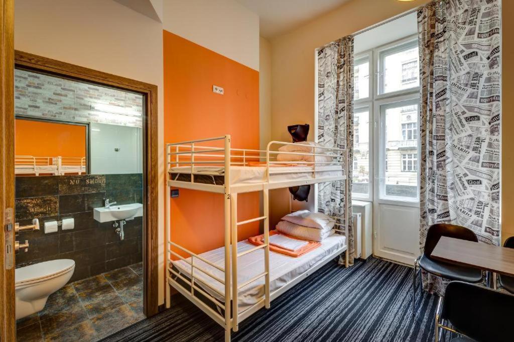 Economy six-bed room private bathroom