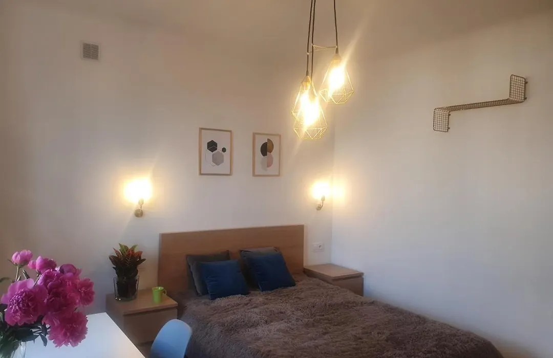 Flat Femina Street-1