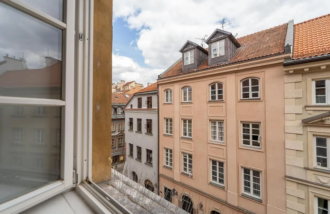 Warsaw Old Town Piwna-1