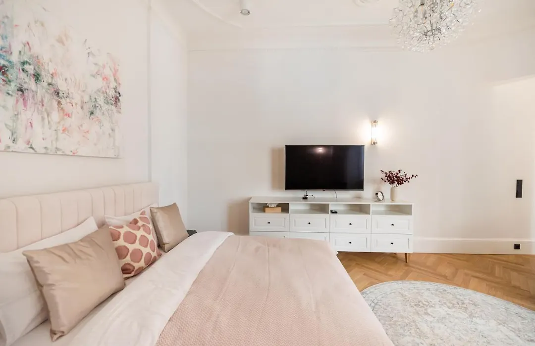 Premium Warsaw Center Studio By Bookinghost-1