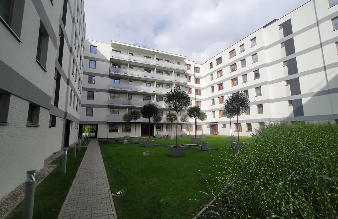 Fajny apartament z parkingiem, obok metra.-1