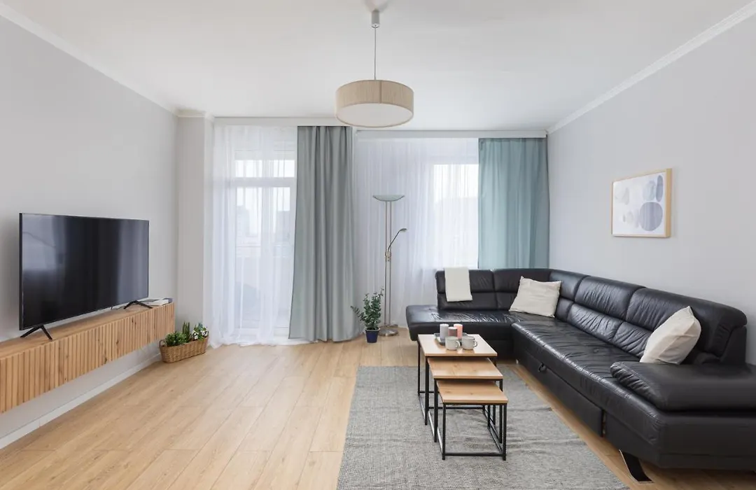 Przestronny Nowoczesny Apartament z Widokiem na Panoramę Warszawy-1