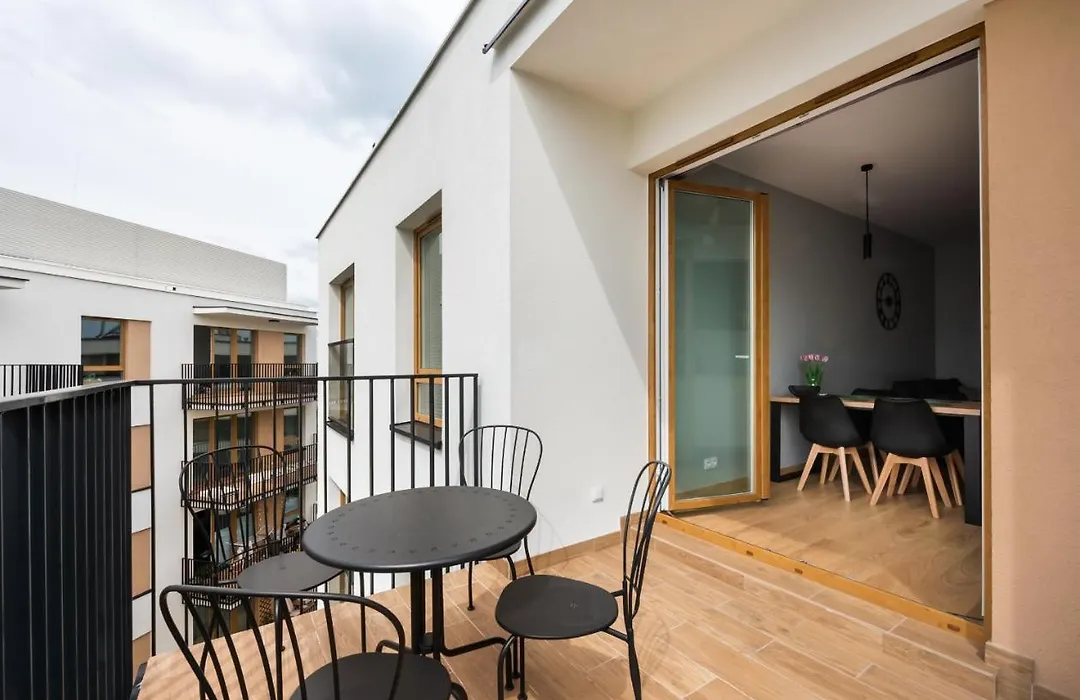 Wola Skwer Sunny Apartment By Bookinghost-1