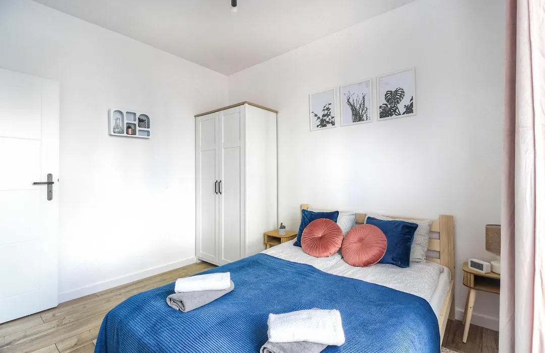 M&R Apartament Airport&Business Wynalazek - Fast Wi-Fi - Underground Garage - Self Check-In - Netflix - 6 Min From Chopin Airport-1