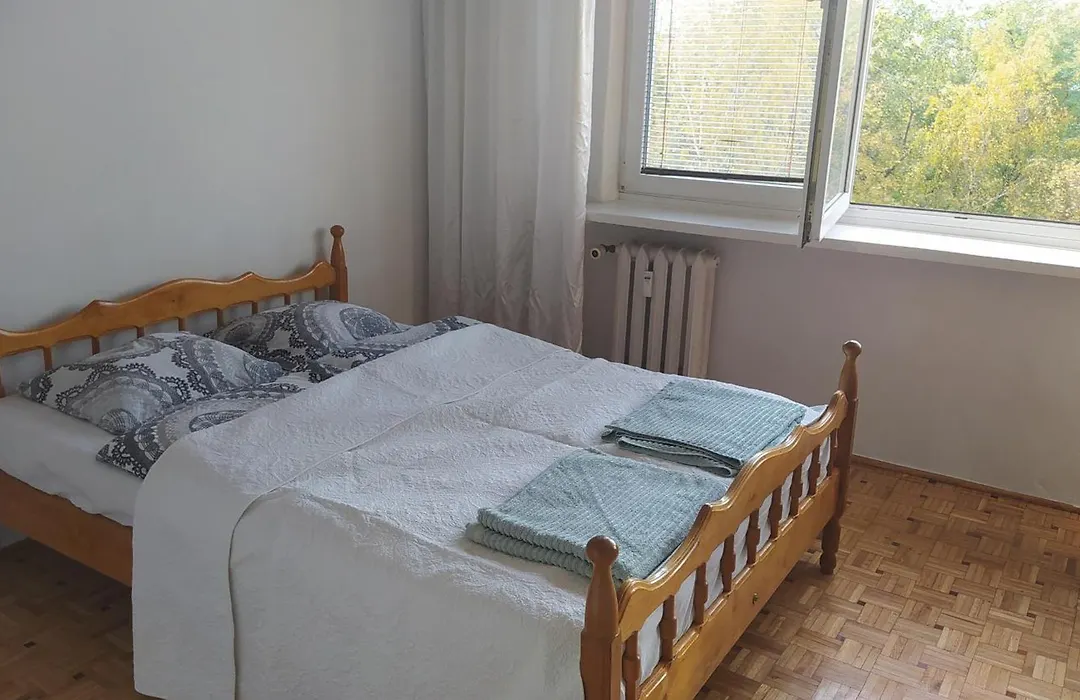 Uroczy apartament z bezpłatnych parkingiem-1