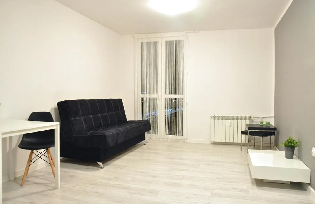 Nice And Comfy Studio Close To Old Town And Metro.-1