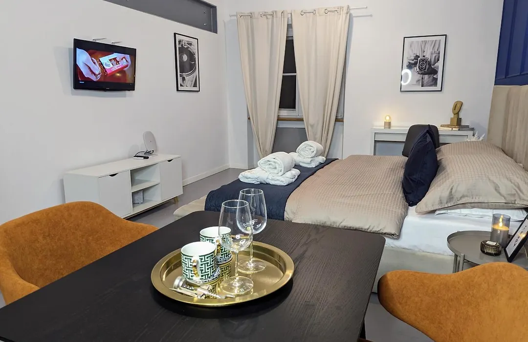 Bella Luna Luxury Suites - Chic Residence in Historic Square-1