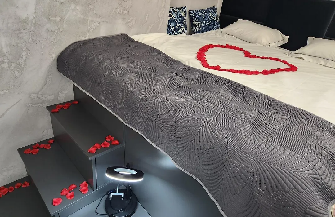 WARSZAWA CENTRAL HOUSE - Studios in Warsaw with Private Jacuzzi, full access to Sauna, Gym&Billards - Studia z prywatnym Jacuzzi oraz dostępem do sauny, siłowni i bilarda-1