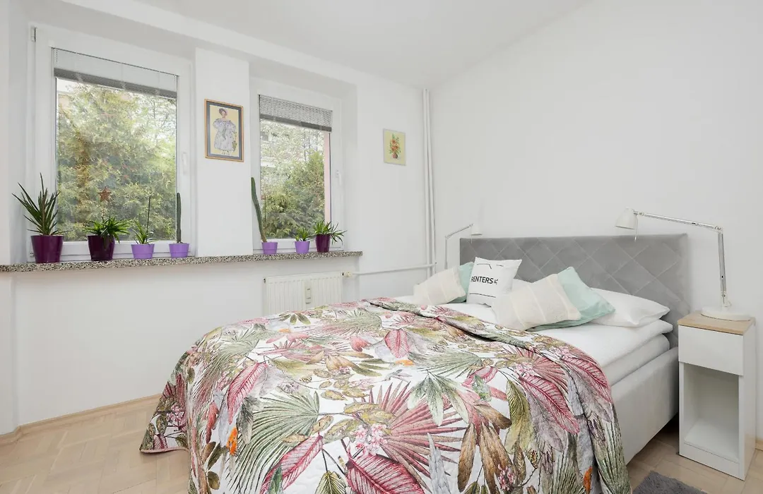 Okopowa Rodzinny Apartament z Balkonem Warszawa by Noclegi Renters-1