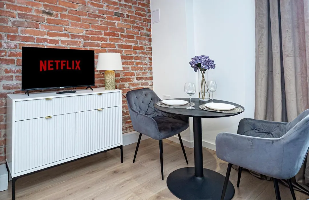 Mianowskiego 24 Red - Wifi Smart Tv W Pelni Wyposazona Kuchnia-1