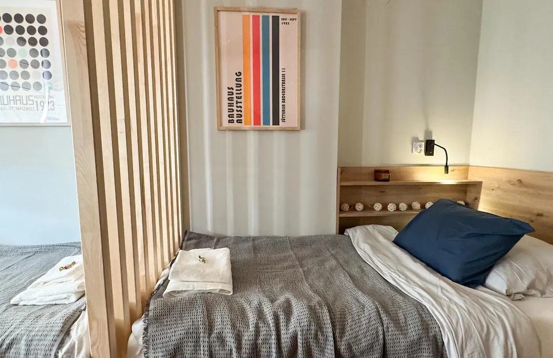 A3 - Queen Double Room - Warsaw City Haven - Shared Bathrooms - Self Check-In-1