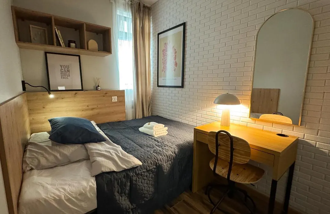 A2 - Prince Room - Warsaw City Haven - Shared Bathrooms - Self Check-In-1
