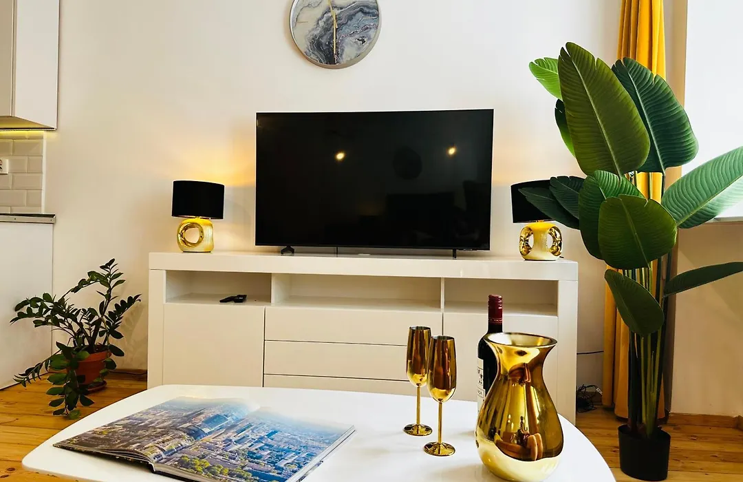 Luxury 4-Bedroom Apartment In Centre - Self-Check In & Fast Wifi-1