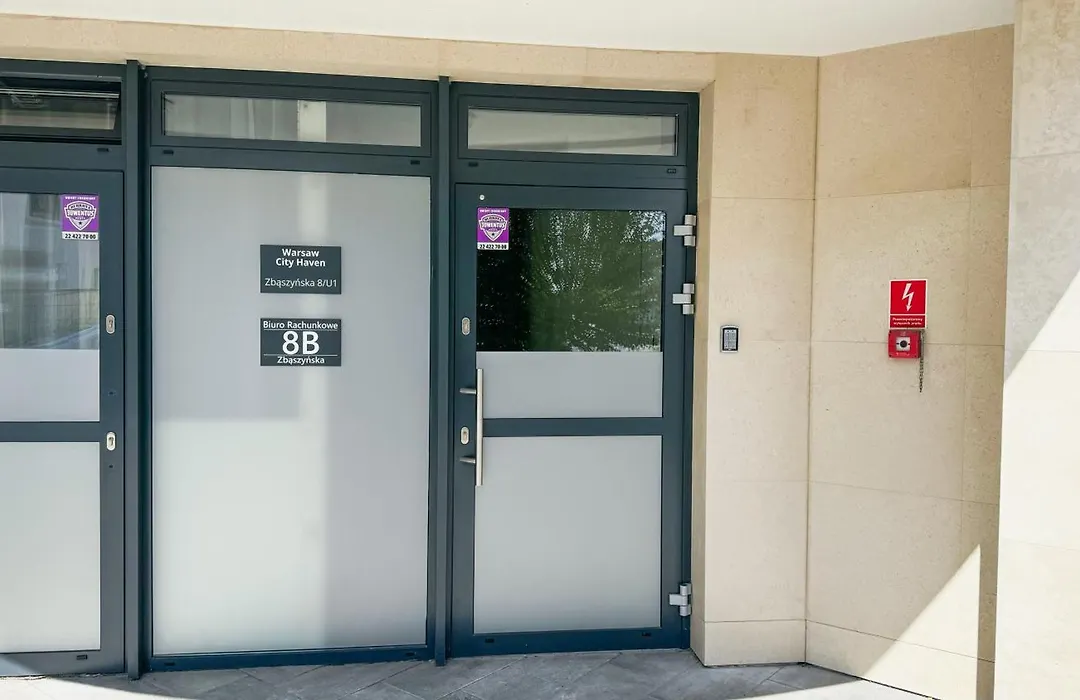 A1 - Kings Big Room - Warsaw City Haven - Shared Bathrooms - Self Check-In-1