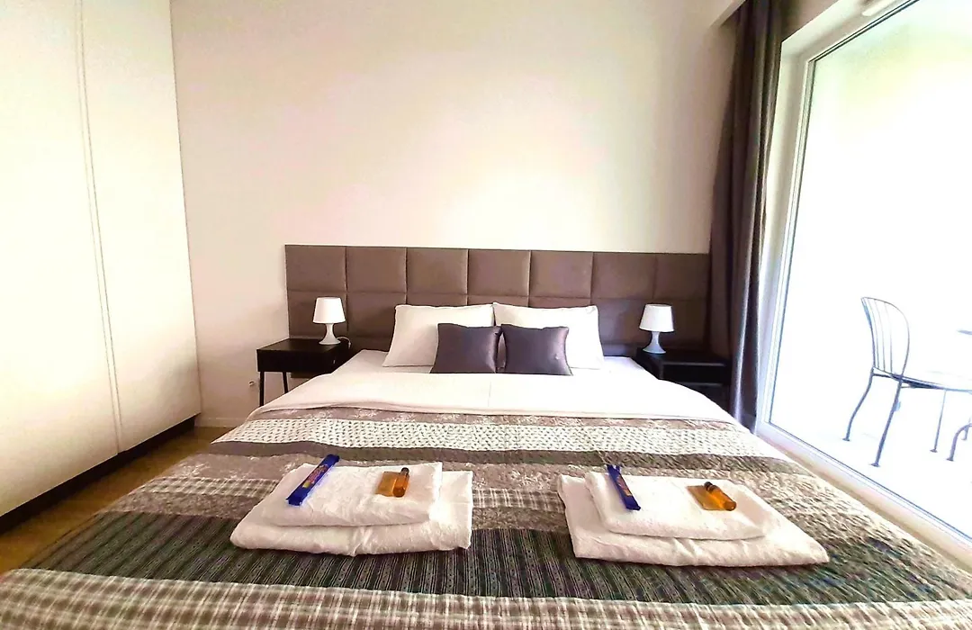 Vista Residence Spire- Free Underground Parking - City Center - Self Check-In-1