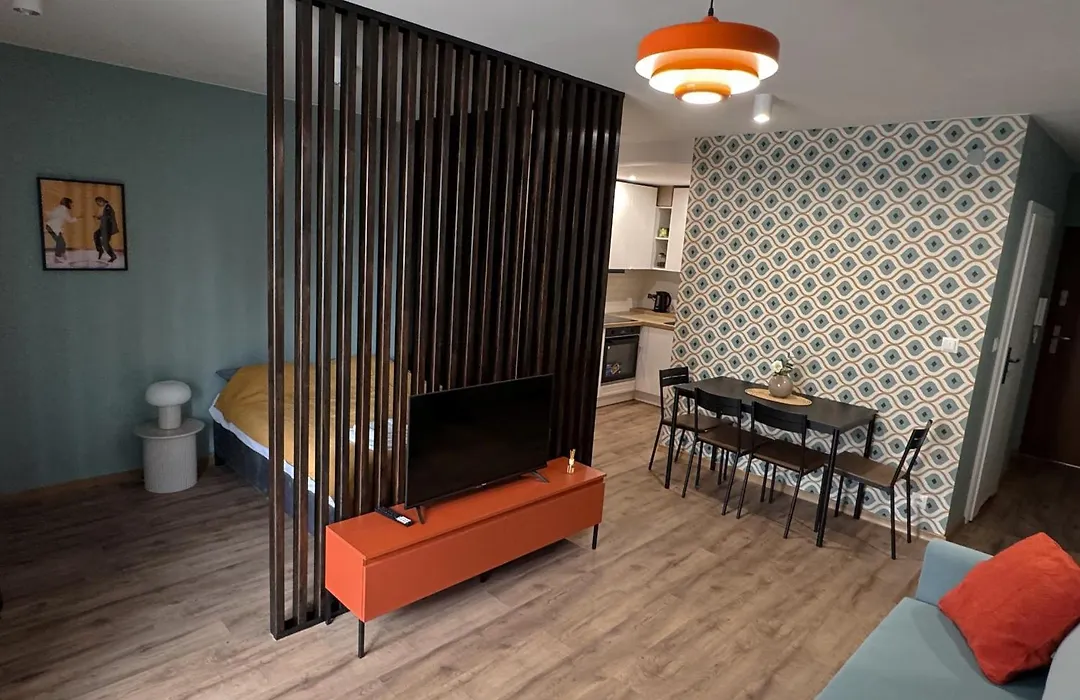 Orange Studio With Balcony - Free Parking And Self Check-In-1