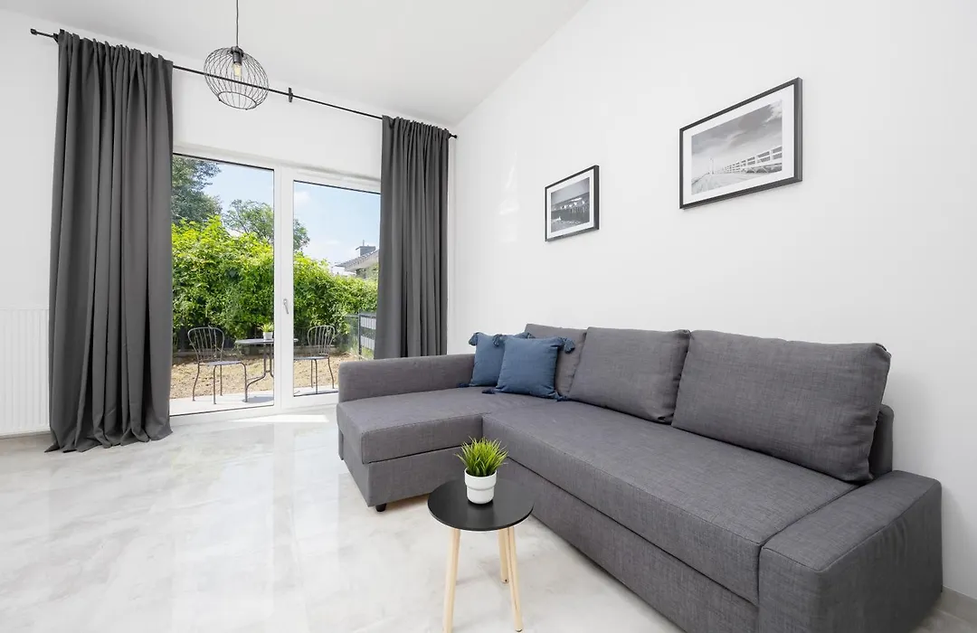Wyjątkowy Apartament z Uroczym Ogródkiem oraz Parkingiem by Noclegi Renters-1