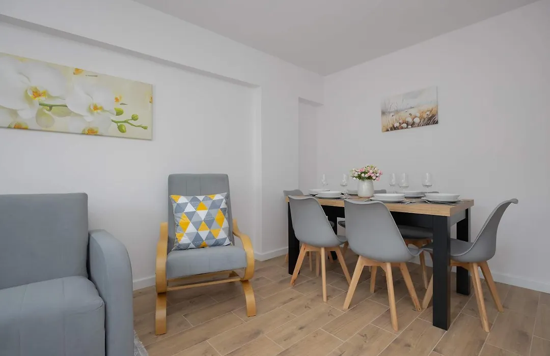 Bright Apartments Close To City Centre By Noclegi Renters-1