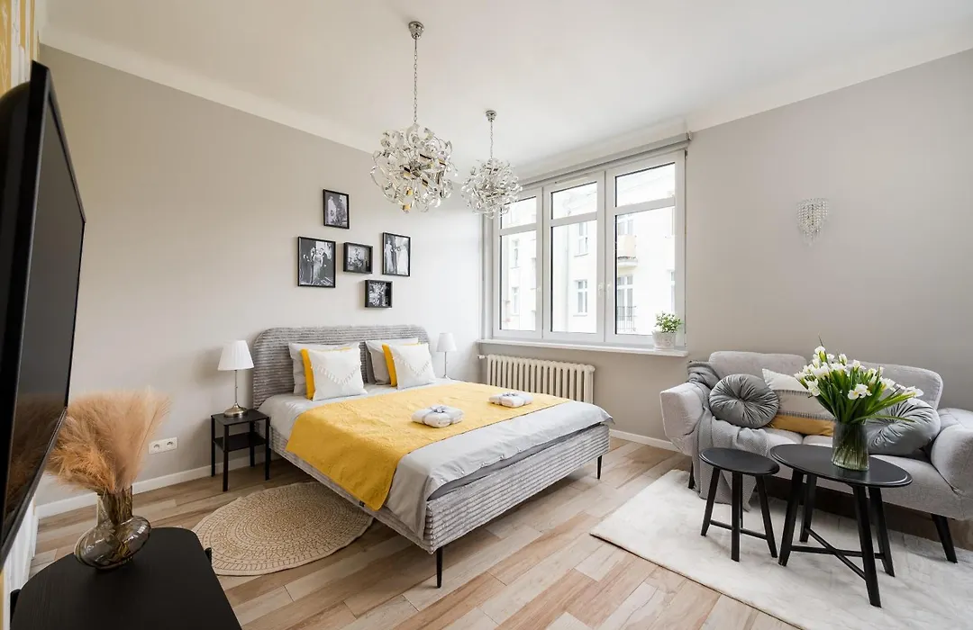 Green Courtyard Studio In Pre-War Tenement House 1 Km To Central Station, Easy Trip To Chopin Airport-1