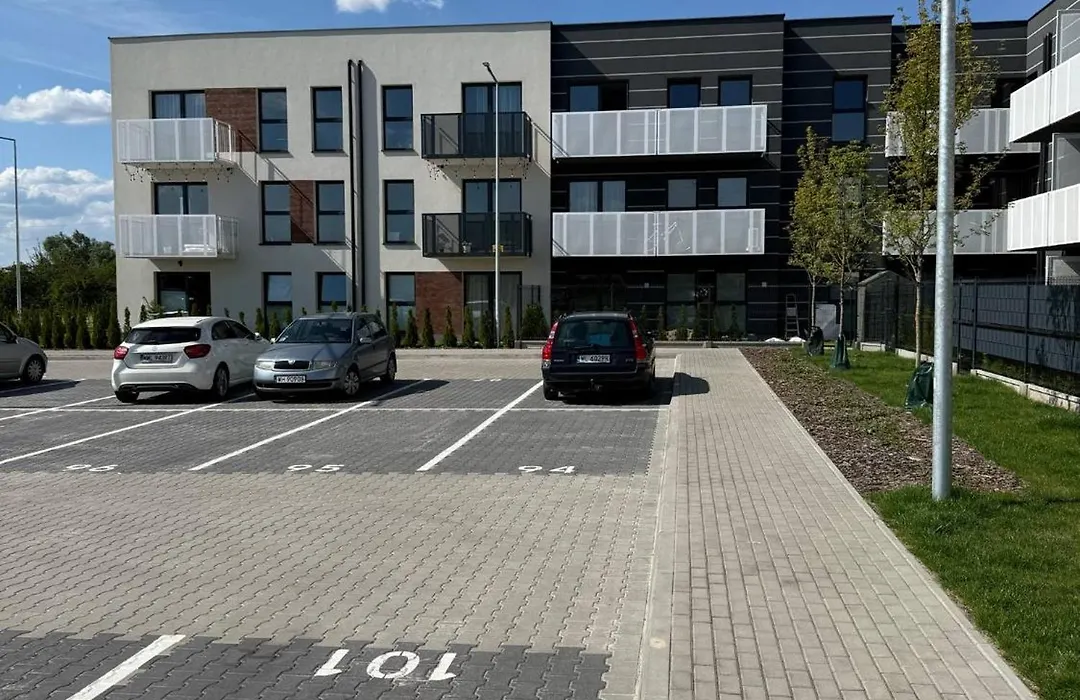 Apartament Burgund 2 pokojowy z ogródkiem lub pokoje ze wspólną kuchnią i łazienką-1