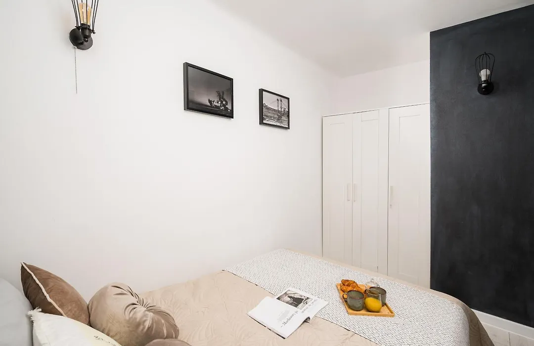 Charming 2X 1-Br Studios 950 M From Central Station, Bedroom & Separate Living Room-1