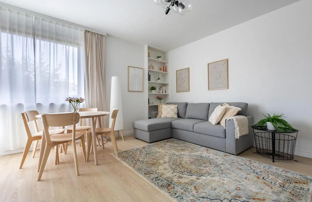 Quiet Apartment Near City Center & Airport - Balcony, Fast Wi-Fi-1