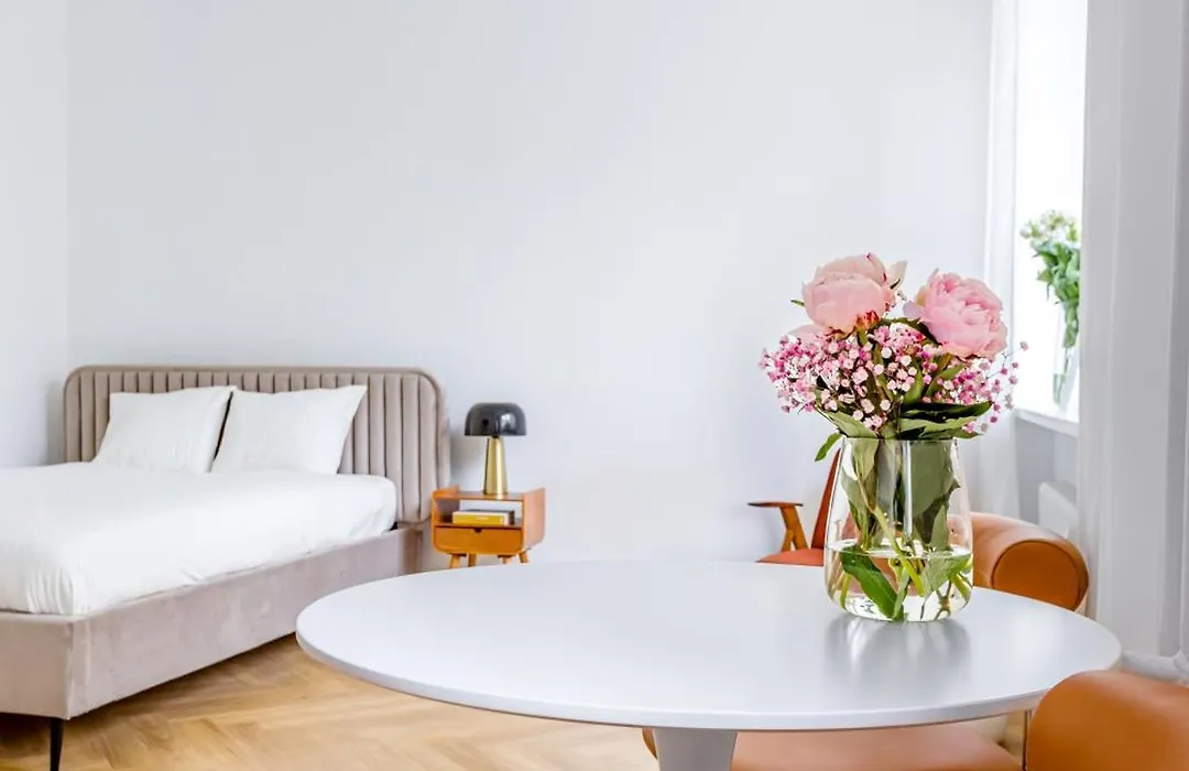 Apartament Warszawski Sznyt-1