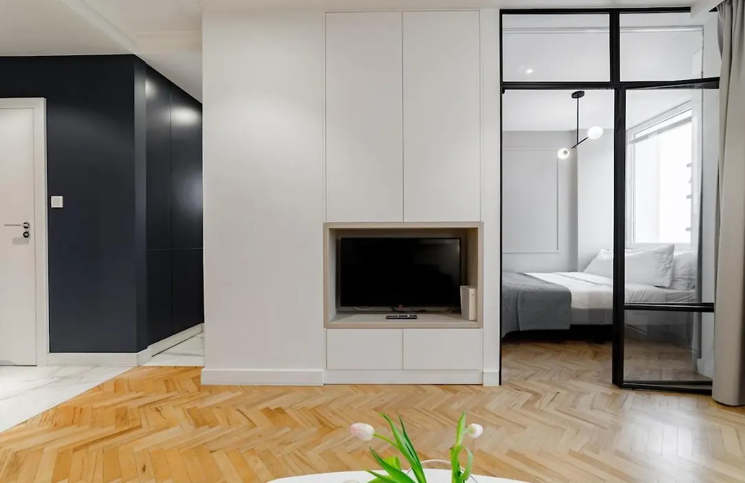 Central Apartment With Balcony And Views, Old Town, Metro-1