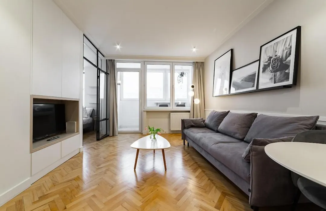 Central Apartment With Balcony And Views, Old Town, Metro-1