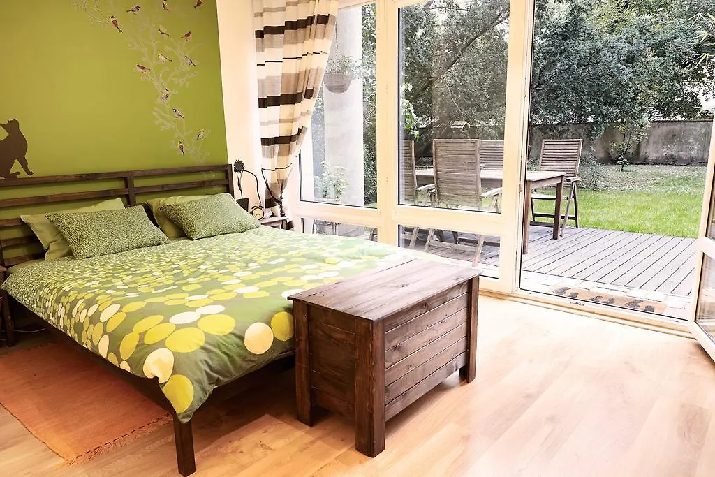 Lovely Garden Flat Near Royal Park-1