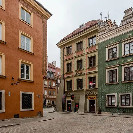 Warsaw Old Town Piwna-3