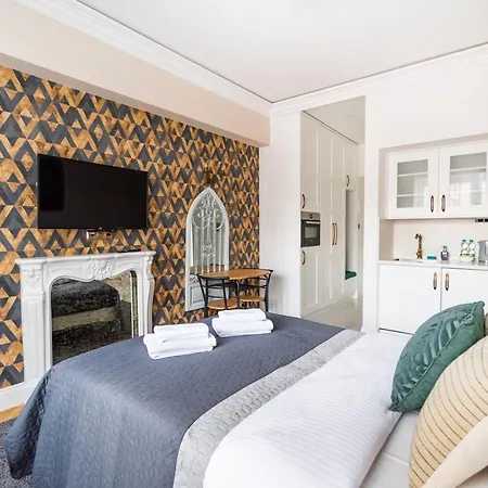 City Centre All In One Apartment By Bookinghost-3